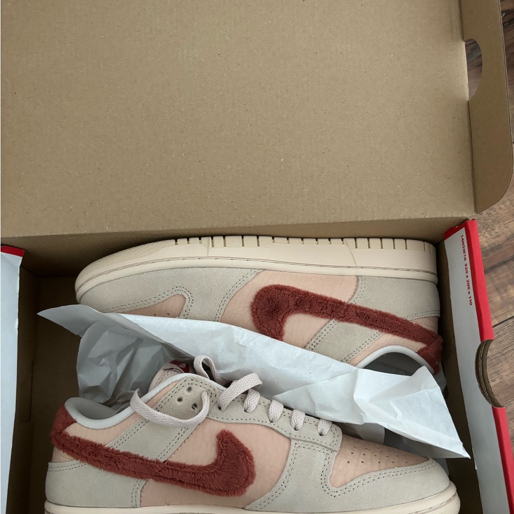 Brand new women’s dunks. Low Terry - Picture 2 of 4